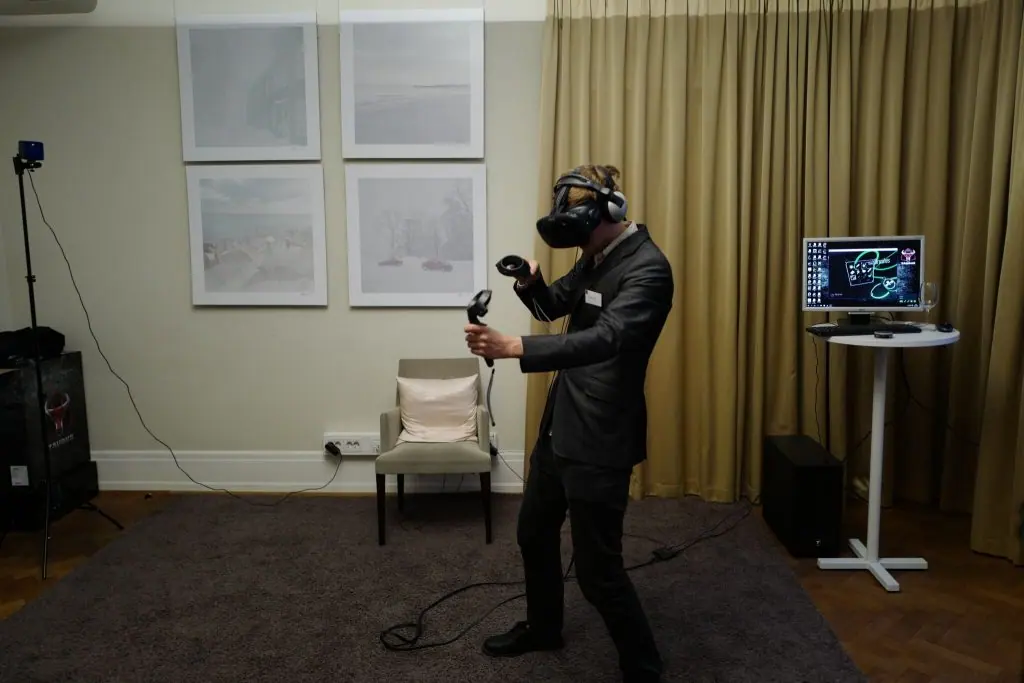 En person testar en virtuell verklighetsupplevelse på Accomplices kontor